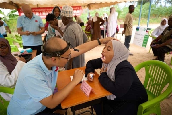 醫(yī)療隊(duì)為當(dāng)?shù)鼗颊吡x診。中國(guó)援桑醫(yī)療隊(duì)供圖