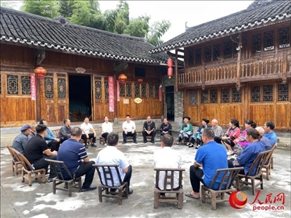 花垣縣石欄鎮(zhèn)朋巖村的院壩會(huì)。人民網(wǎng) 周靜圓攝