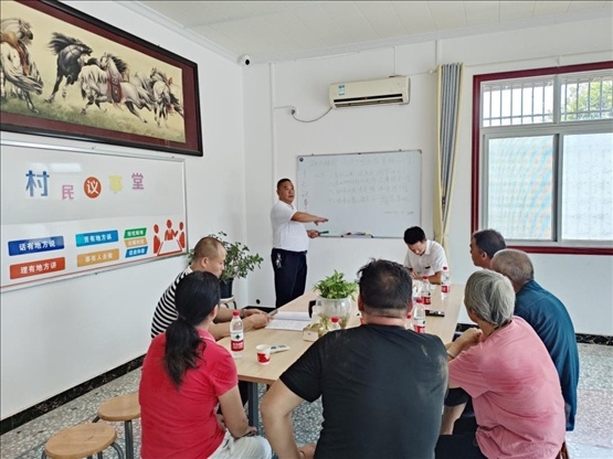 泉塘村17組議事會(huì)正在討論土地整理事項(xiàng)。湖南省司法廳供圖