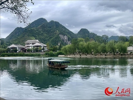 秋日的邊城鎮(zhèn)，青山滴翠、碧水含情。人民網(wǎng) 周靜圓攝