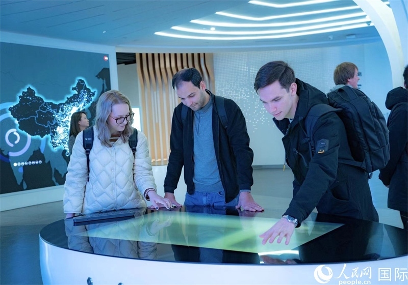 歐亞國家記者在國家大數(shù)據(jù)（貴州）綜合試驗(yàn)區(qū)交流體驗(yàn)中心參觀。人民網(wǎng) 陽茜攝