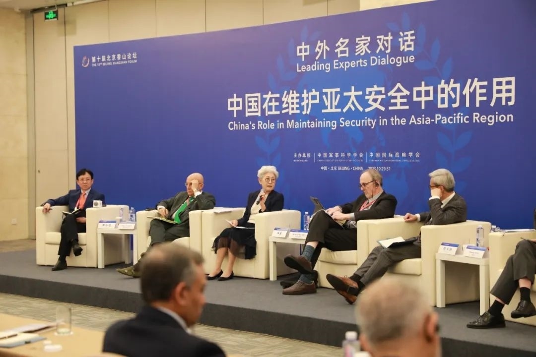 傅瑩（左三）反駁邁克爾·史文（左四）。斯基攝