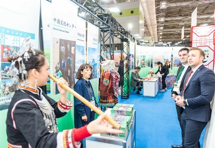 日本國(guó)際旅游博覽會(huì)中國(guó)展館的黎族非遺項(xiàng)目“鼻簫”表演。圖片由中國(guó)駐東京旅游辦事處提供