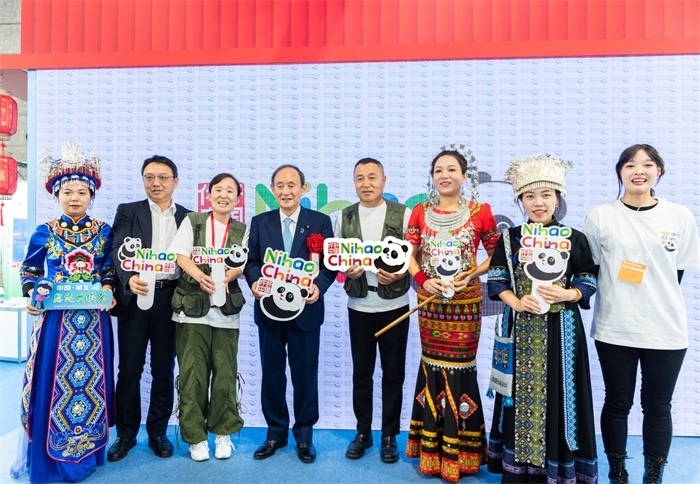 日本前首相菅義偉在中國(guó)展館參觀。圖片由中國(guó)駐東京旅游辦事處提供