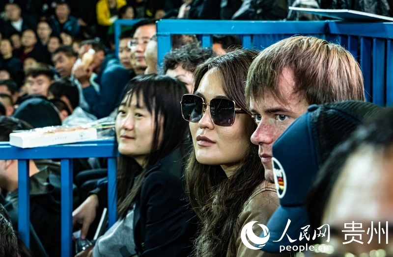 外媒記者走進(jìn)“村BA”決賽現(xiàn)場(chǎng)觀看比賽。人民網(wǎng) 陽(yáng)茜 攝