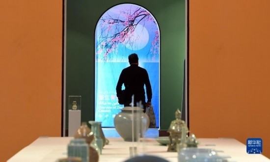 10月30日，人們在伊朗德黑蘭伊朗國家藝術科學院觀看展出的展品。新華社記者 沙達提 攝