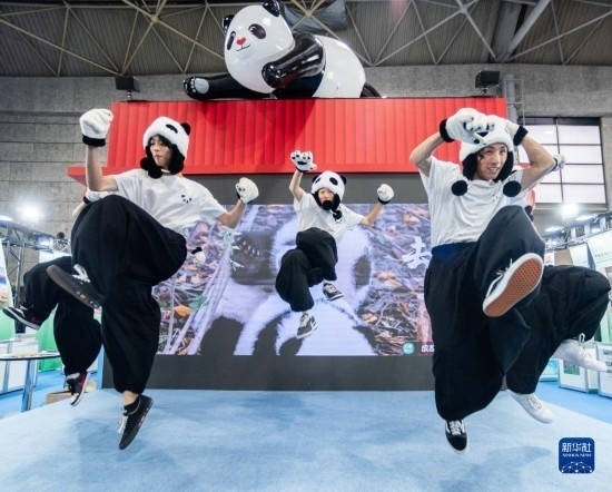  10月29日，街舞隊在日本大阪國際會展中心中國館表演街舞。新華社發(fā)（中國駐大阪旅游辦事處供圖）