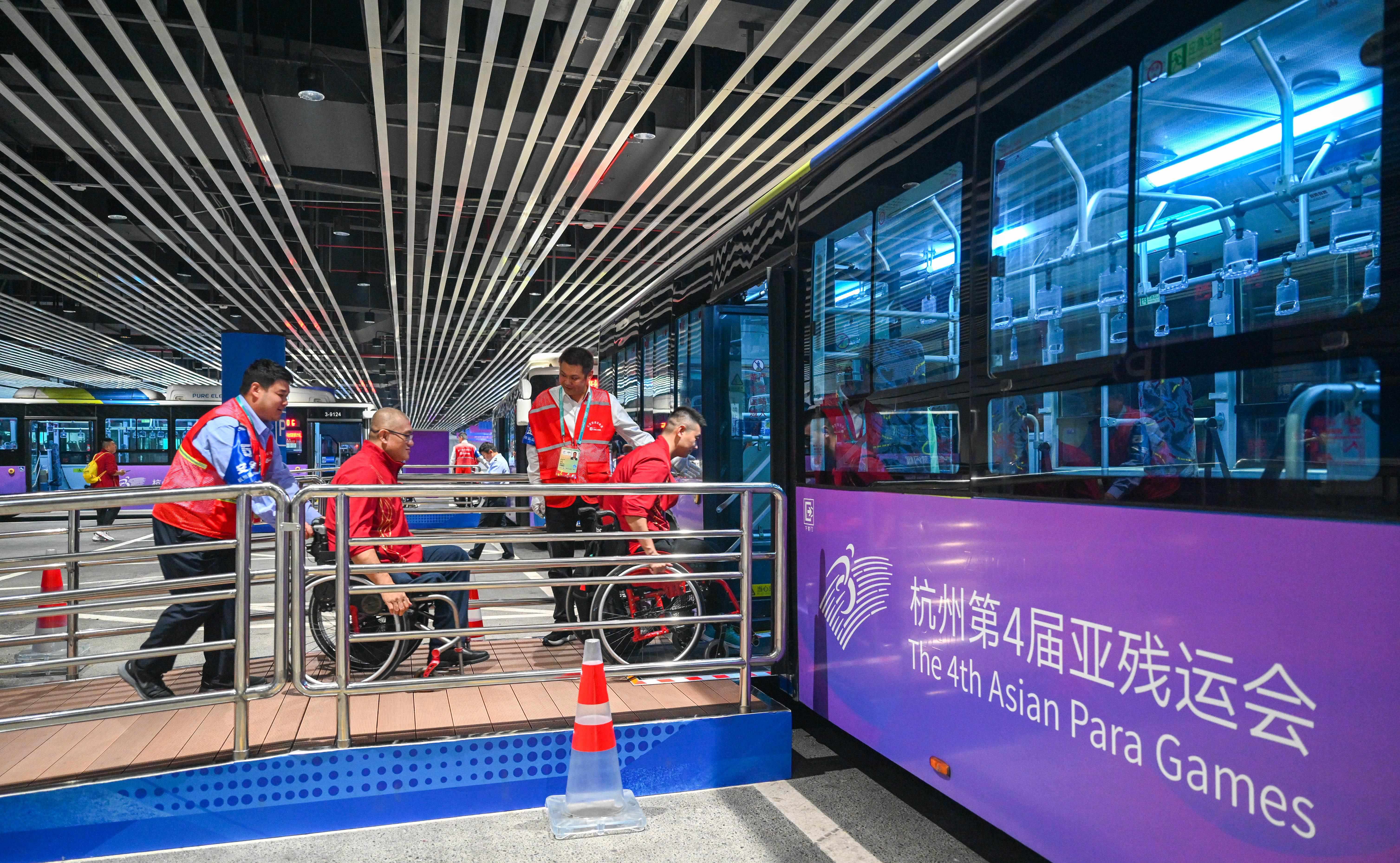 △2023年10月25日，結(jié)束輪椅籃球比賽后的中國(guó)隊(duì)和阿富汗隊(duì)球員通過無障礙坡道，順利上車返回運(yùn)動(dòng)員村。