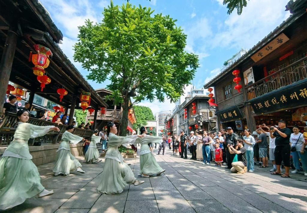 國(guó)慶節(jié)期間，福州市三坊七巷歷史文化街區(qū)上演《尋夢(mèng)閩都》快閃。新華社發(fā)