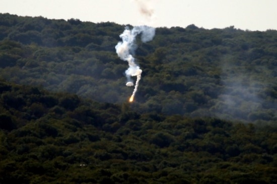 10月28日，閃光彈落在黎巴嫩納古拉樹(shù)林中燃起濃煙。新華社發(fā)（阿里·哈希紹攝）
