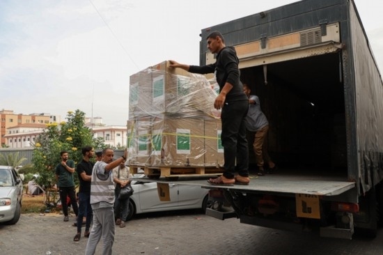  10月29日，工作人員在加沙地帶南部城市汗尤尼斯的一家醫(yī)院搬運醫(yī)療援助物資。新華社發(fā)（里澤克·阿卜杜勒賈瓦德攝）