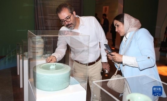 10月30日，人們在伊朗德黑蘭伊朗國家藝術科學院觀看展出的展品。新華社記者 沙達提 攝