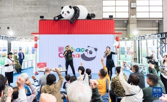  10月29日，游客在日本大阪國際會展中心中國館參與中國旅游知識問答活動。新華社發(fā)（中國駐大阪旅游辦事處供圖）