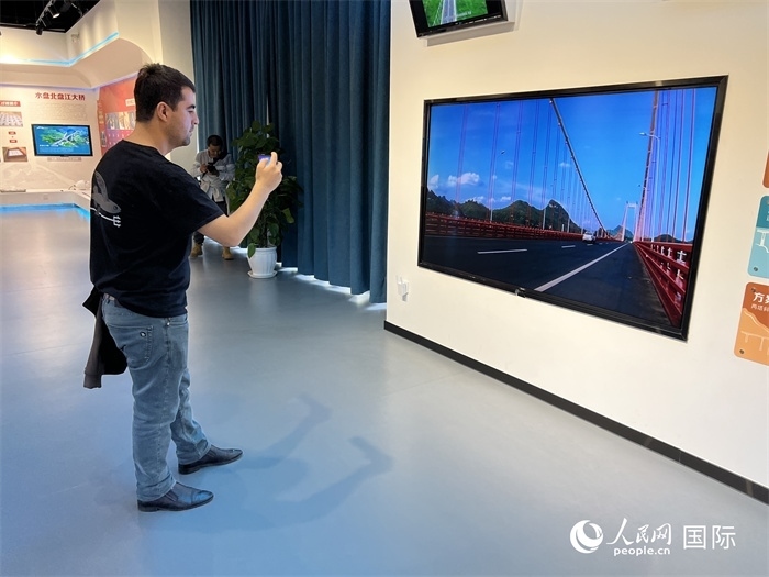 歐亞國家記者在橋梁博物館參觀。（人民網(wǎng) 花放攝）