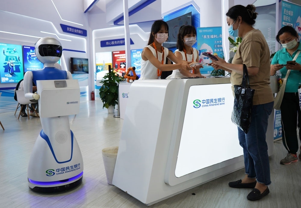 2022年9月4日，在服貿會首鋼園區(qū)金融服務專題展上，參觀者在中國民生銀行展臺咨詢金融業(yè)務。新華社記者 金皓原 攝