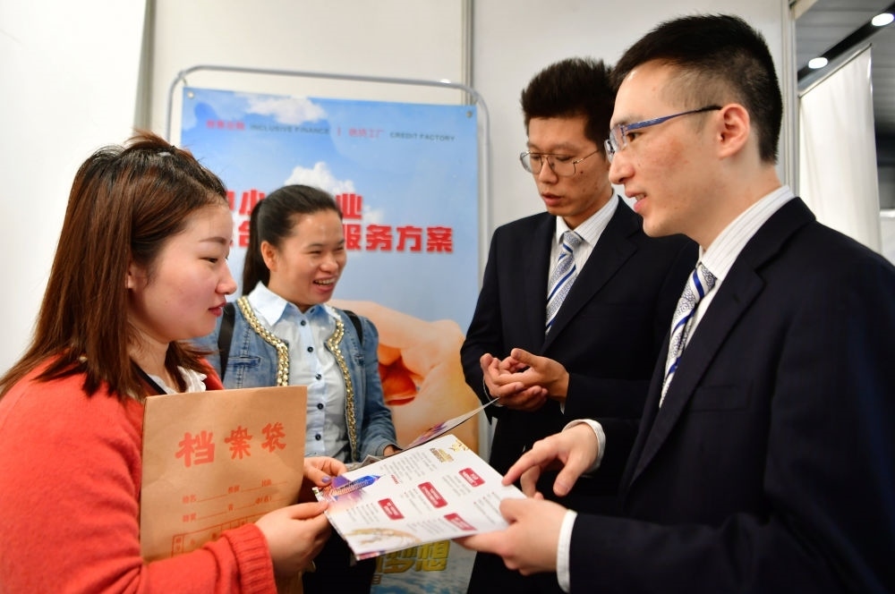 2019年5月9日，兩名鞋業(yè)公司的工作人員（左一和左二）向銀行工作人員咨詢中小微企業(yè)金融服務方案細則。當日，福建自貿區(qū)福州片區(qū)稅企銀三方對接會在馬尾基金小鎮(zhèn)舉辦，來自傳統(tǒng)制造業(yè)、物聯(lián)網和電子商務等行業(yè)的企業(yè)代表參加對接會。新華社記者 魏培全 攝