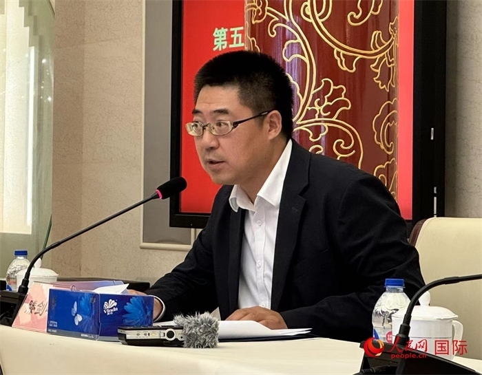 10月31日，歐美同學(xué)會(huì)副秘書(shū)長(zhǎng)滕劍峰在第五屆中法文化論壇媒體吹風(fēng)會(huì)上講話。（人民網(wǎng) 謝瑩攝）