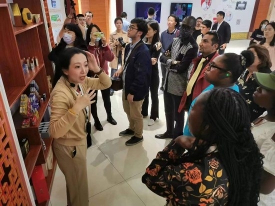 2023“一帶一路”媒體合作論壇聯(lián)合采訪團(tuán)參觀仁和863科技園產(chǎn)品展示區(qū)。（本報(bào)記者 黃超攝）