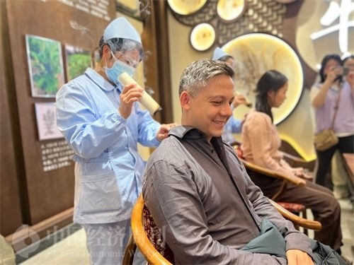  （外媒記者體驗艾灸。中國經(jīng)濟周刊記者 郭志強 攝）