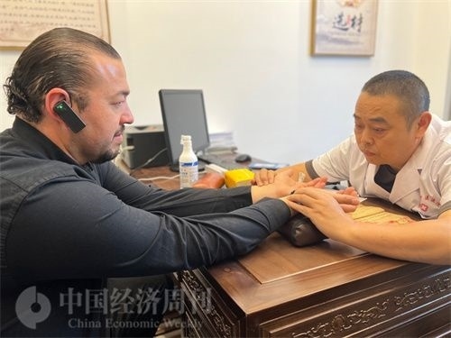  （外媒記者走進中醫(yī)堂，問診中醫(yī)名師。中國經(jīng)濟周刊記者 郭志強攝）