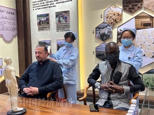  （外媒記者爭先恐后體驗艾灸，直呼神奇。中國經(jīng)濟周刊記者 郭志強 攝）