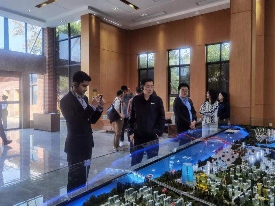 10月24日，2023“一帶一路”媒體合作論壇聯(lián)合采訪團(tuán)團(tuán)員在清水塘投資集團(tuán)招商服務(wù)中心參觀。本報(bào)記者 常雯宜攝