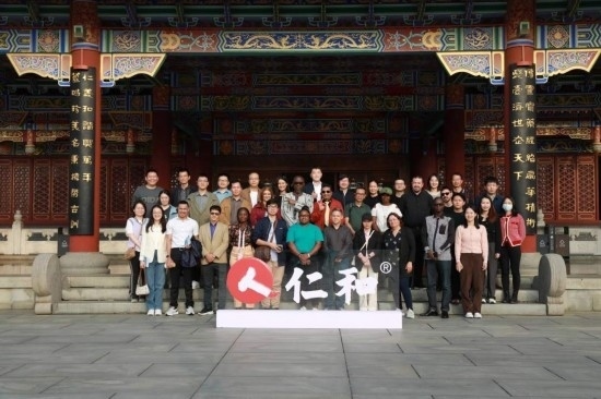 2023“一帶一路”媒體合作論壇聯(lián)合采訪團(tuán)參觀仁和集團(tuán)。（受訪者供圖）