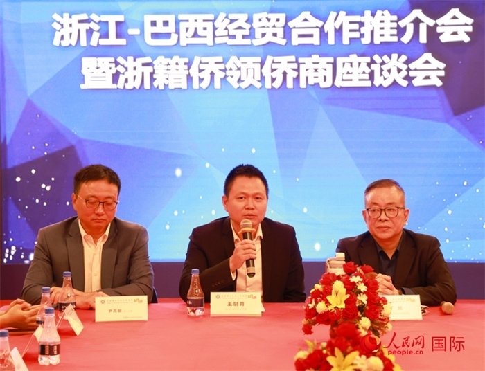 中國駐里約代總領事王尉育（中）在活動中致辭。人民網(wǎng)記者 陳海琪攝