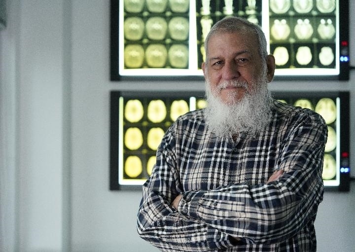 10月31日，古巴科學(xué)家裴德樂在電子科技大學(xué)校園內(nèi)。