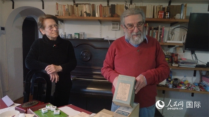 艾麗西亞·奧夫雷貢（左）和馬里奧·帕佐斯向記者展示家中收藏的西班牙語版《紅樓夢》。人民網記者 張若涵攝