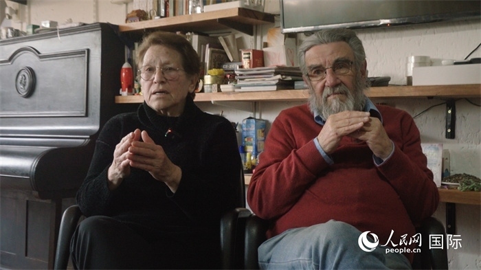 艾麗西亞·奧夫雷貢（左）和馬里奧·帕佐斯接受人民網專訪。人民網記者 張若涵攝