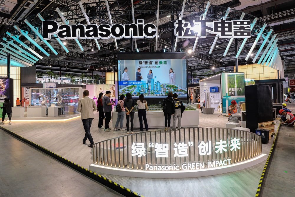 2023年11月2日，工作人員在進(jìn)博會松下電器展位做準(zhǔn)備工作。新華社記者 辛夢晨 攝