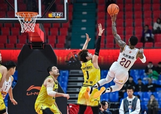 11月4日，北京控股隊(duì)球員費(fèi)爾德（右一）在比賽中投籃。新華社記者 顏麟蘊(yùn) 攝