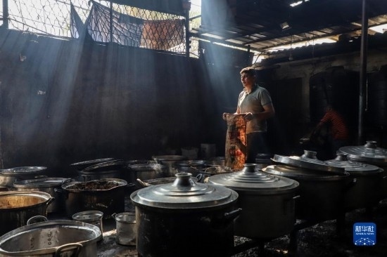 11月3日，在加沙地帶南部城市拉法，人們在煤氣中斷后用柴火做飯。新華社發(fā)（里澤克·阿卜杜勒賈瓦德攝）