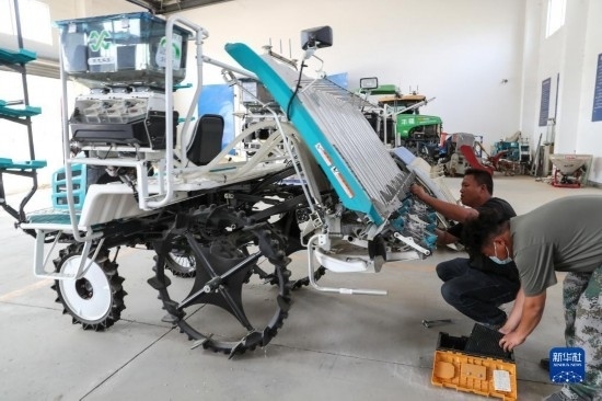 11月4日，技術(shù)員在南通市通州區(qū)十總鎮(zhèn)育民村農(nóng)場保養(yǎng)無人插秧機設(shè)備。