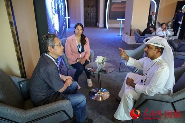 人民網(wǎng)記者采訪迪拜創(chuàng)新企業(yè)家索萊曼·里法伊（右一），索萊曼表示期待加強與中方合作。人民網(wǎng) 塔里克·易卜拉欣 攝