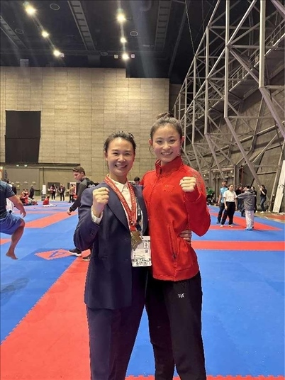 教練李紅（左）與龔莉（右）在2023年匈牙利布達(dá)佩斯世界空手道錦標(biāo)賽上合影。受訪者供圖