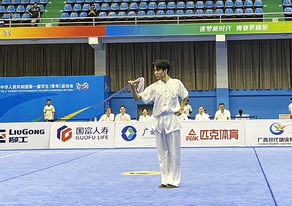 11月6日，第一屆全國學(xué)生（青年）運(yùn)動(dòng)會(huì)武術(shù)套路（大學(xué)組）男子自選劍術(shù)比賽中。人民網(wǎng)記者 歐興榮攝