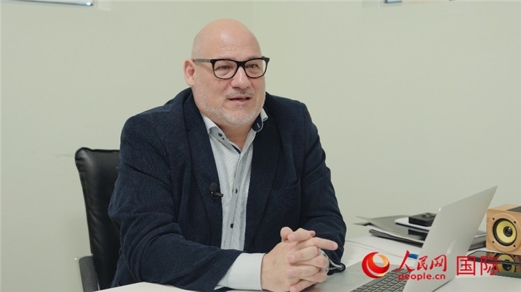 烏拉圭《共和國(guó)報(bào)》總編輯胡安·布蘭卡接受人民網(wǎng)專訪。人民網(wǎng)記者 張若涵攝