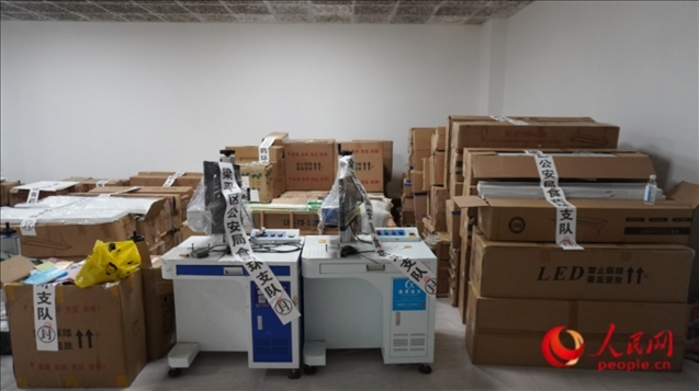 查封的假冒品牌燈具等。人民網(wǎng) 肖聰聰 攝