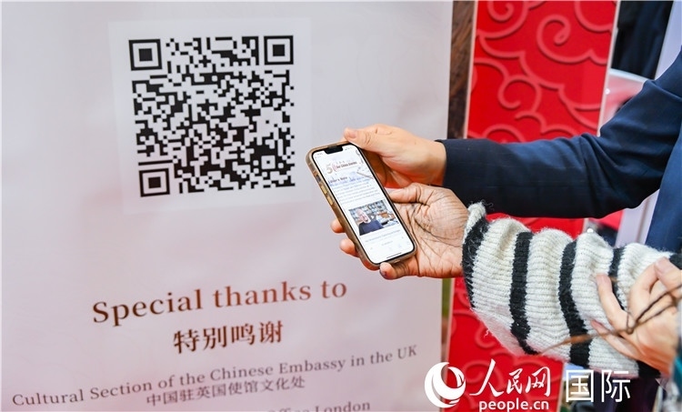 觀眾掃碼《我們的中國故事》系列視頻。人民網(wǎng) 郭錦標(biāo)攝