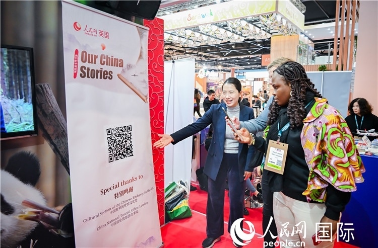 觀眾掃碼《我們的中國故事》系列視頻。人民網(wǎng) 郭錦標(biāo)攝