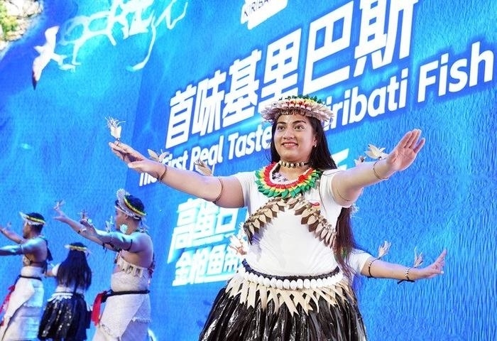 11月8日，來自基里巴斯的參展人員在基里巴斯水產(chǎn)品推介活動上表演。