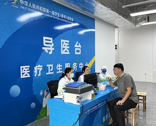 村內(nèi)住客在醫(yī)療衛(wèi)生服務(wù)中心導(dǎo)醫(yī)臺問診。人民網(wǎng)記者 歐興榮攝