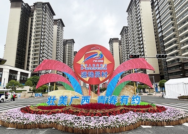 運動員村入口處標(biāo)識標(biāo)牌成為極受歡迎的打卡點。人民網(wǎng)記者 歐興榮攝