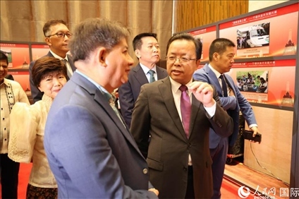 論壇期間配套舉行“‘擺脫貧困之路’——寧德扶貧開發(fā)圖片展”。人民網(wǎng)記者樊帆 攝