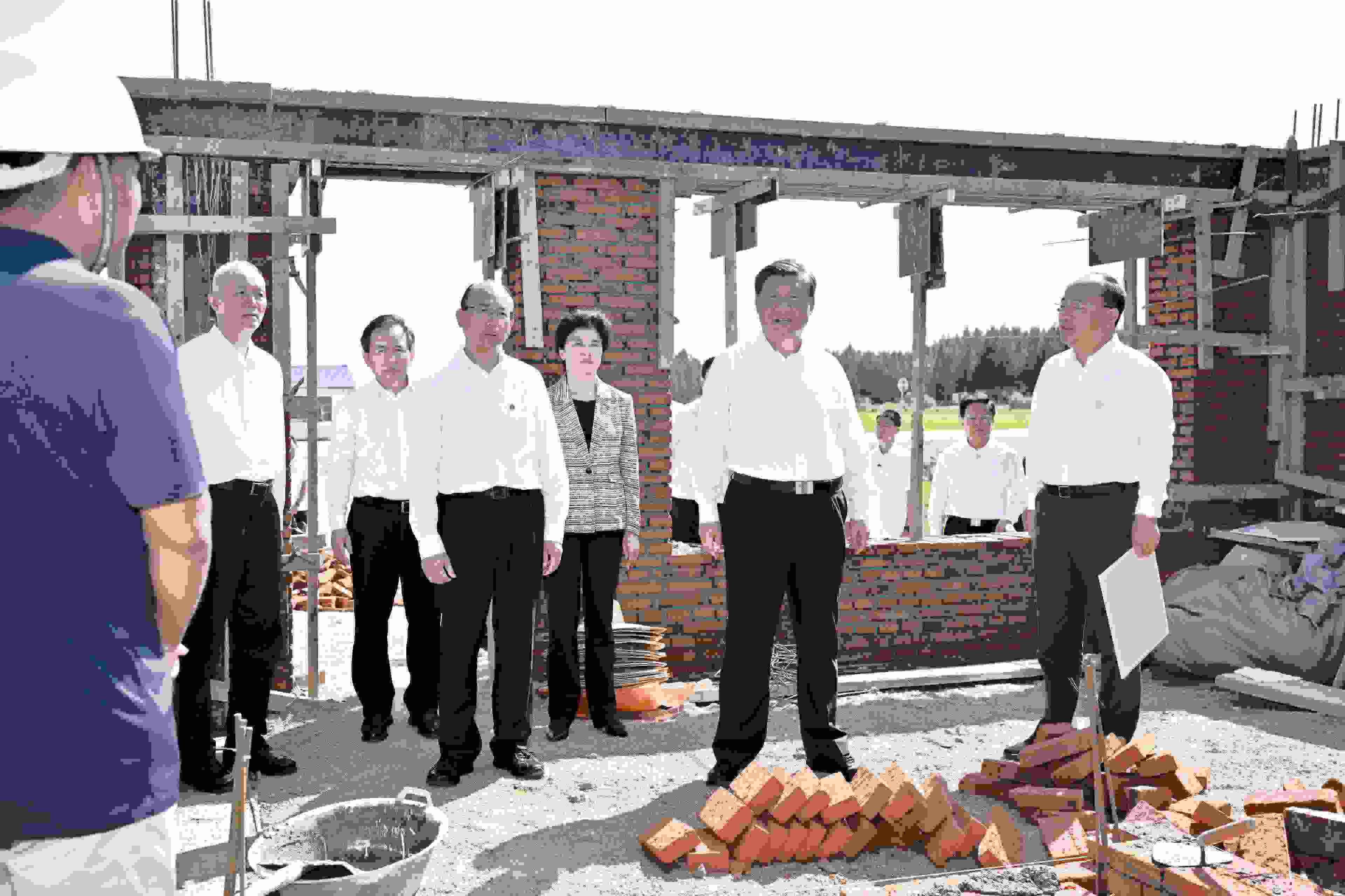 2023年9月7日，習(xí)近平總書(shū)記在遭受洪澇災(zāi)害的黑龍江省哈爾濱尚志市老街基鄉(xiāng)龍王廟村，察看水毀房屋重建情況。