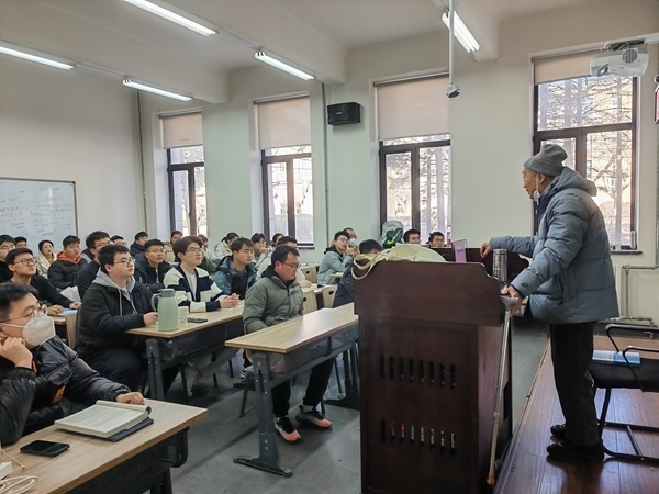 鐘萬(wàn)勰院士為研究生上課。大連理工大學(xué)供圖