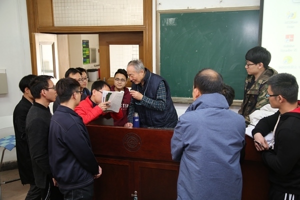 鐘萬(wàn)勰院士為學(xué)生們答疑解惑。大連理工大學(xué)供圖