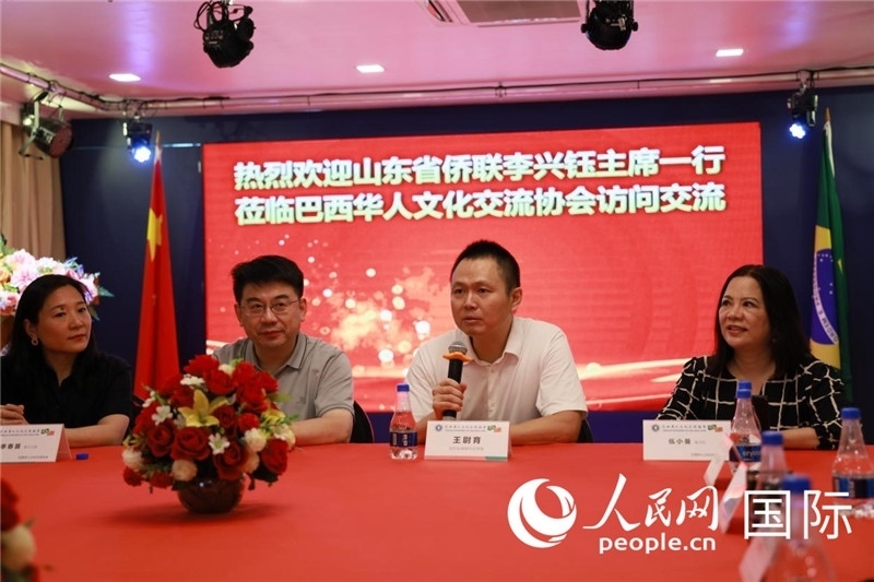 中國駐里約熱內(nèi)盧副總領(lǐng)事王尉育（右二）發(fā)表致辭。人民網(wǎng)記者宋亦然攝